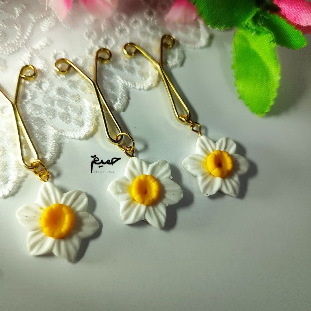 گیره روسری گل نرگس خمیری